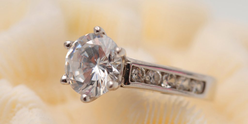 You are currently viewing How to Pick the Right Solitaire Engagement Rings Online