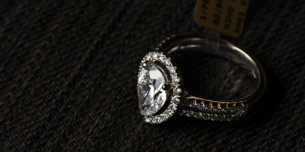 Read more about the article Benefits of making custom engagement ring